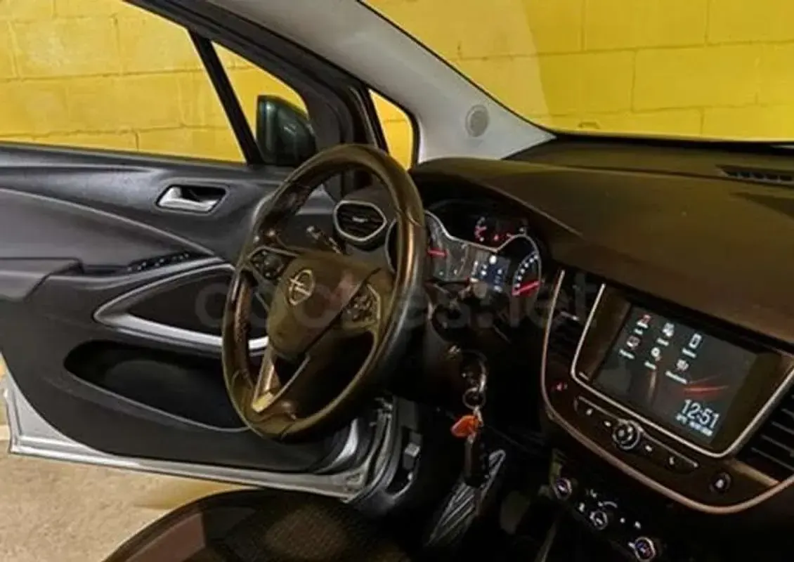 Usado Opel Crossland Design Edition 102 CV (75 kW) 2019 Plateado SUV