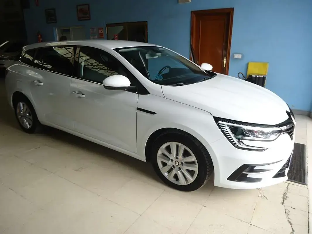 Usado Renault Mégane GrandTour Equilibre 116 CV (85 kW) 2023 Blanco Familiar