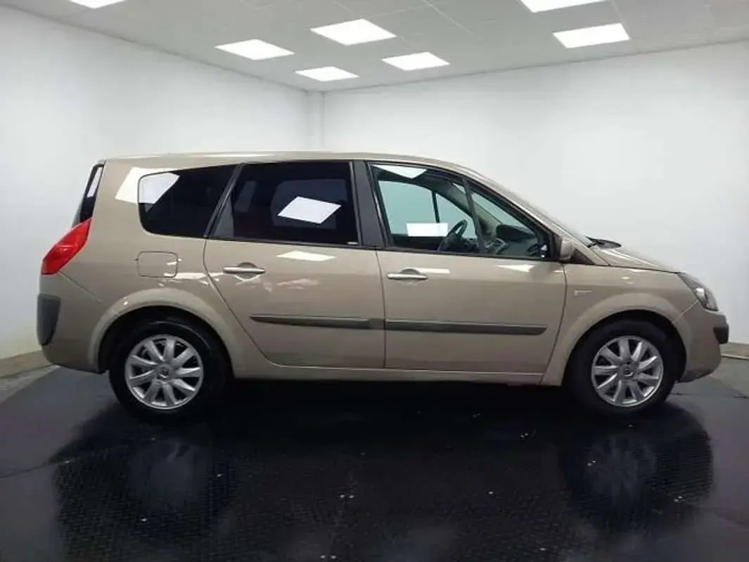 Usado Renault Scenic E-Tech Authentique 110 CV (80 kW) 2008 Amarillo Monovolumen