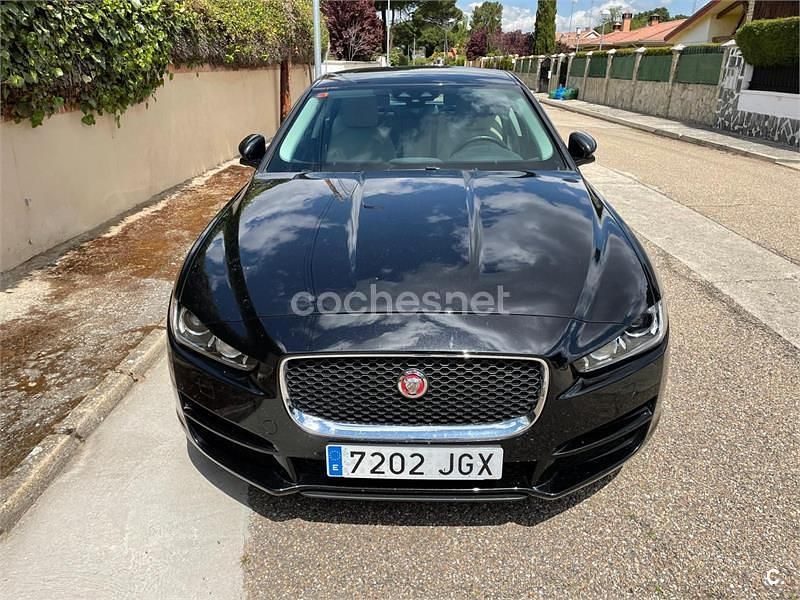 Usado Jaguar XE 180 CV (132 kW) 2015 Negro Berlina