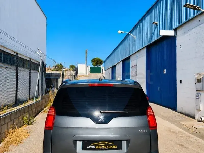 Usado Peugeot 5008 Access 115 CV (84 kW) 2013 Gris / plata Monovolumen