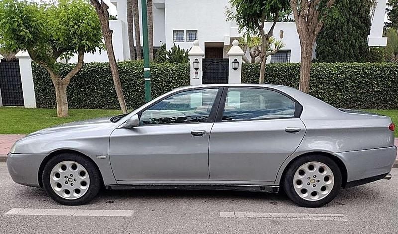 Usado Alfa Romeo 166 Distinctive 150 CV (110 kW) 2004 Plateado Berlina