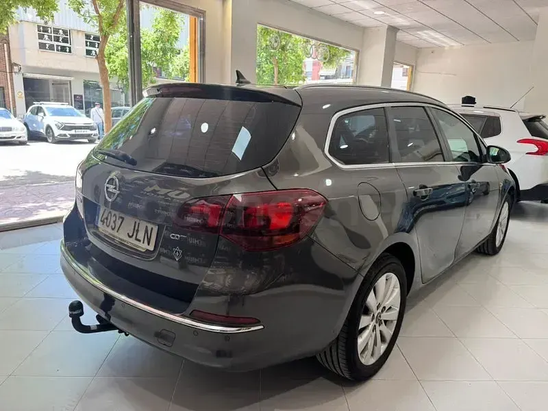 Usado Opel Astra Excellence 136 CV (100 kW) 2016 Gris / plata Familiar