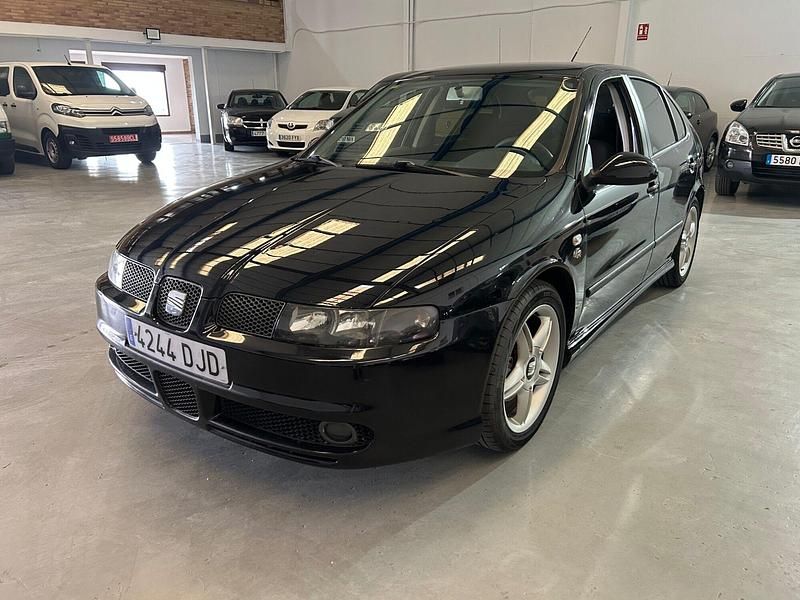 Usado Seat Leon Sport 131 CV (96 kW) 2005 Negro Utilitario