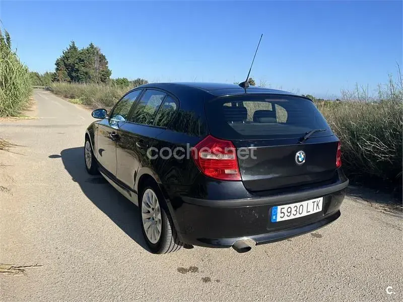 Usado BMW 118 122 CV (89 kW) 2007 Negro Utilitario