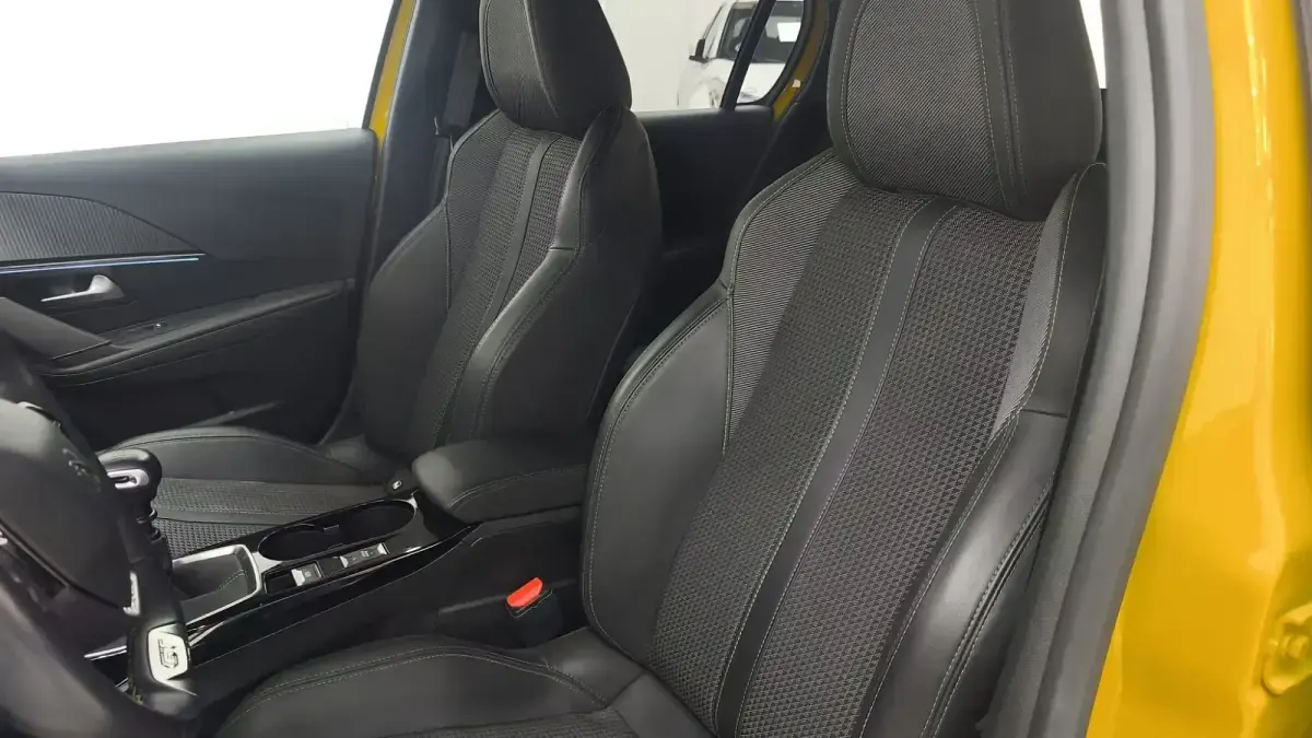 Usado Peugeot 208 GT-line 102 CV (75 kW) 2020 Amarillo Utilitario