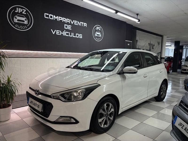 Usado Hyundai i20 75 CV (55 kW) 2017 Blanco Berlina