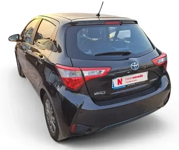 Usado Toyota Yaris Hybrid Active 100 CV (73 kW) 2019 Negro
