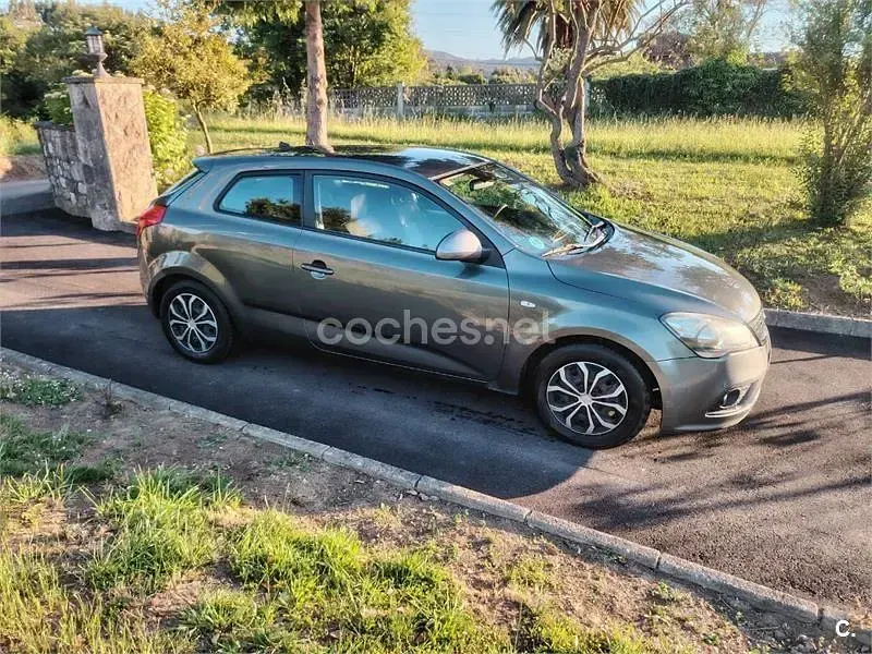 Usado Kia Ceed 105 CV (77 kW) 2011 Gris / plata Utilitario