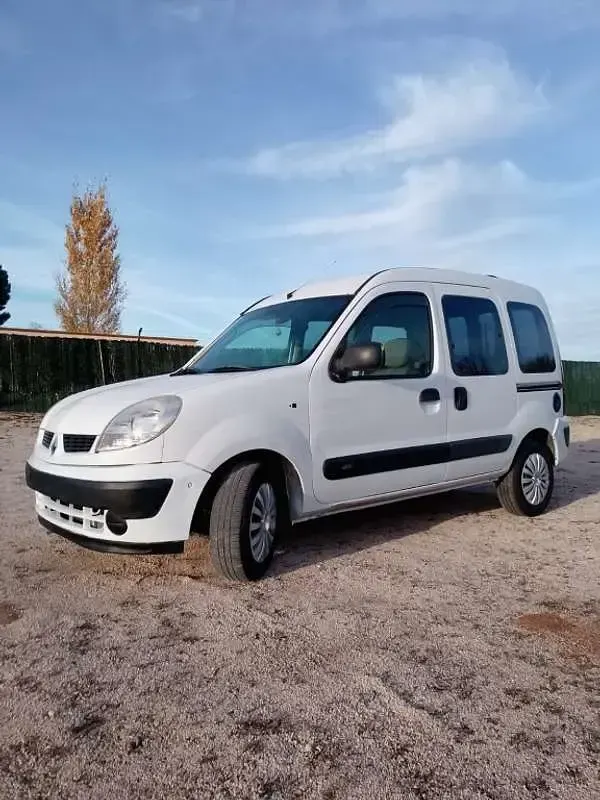 Usado Renault Kangoo Expression 106 CV (77 kW) 2008 Blanco Monovolumen
