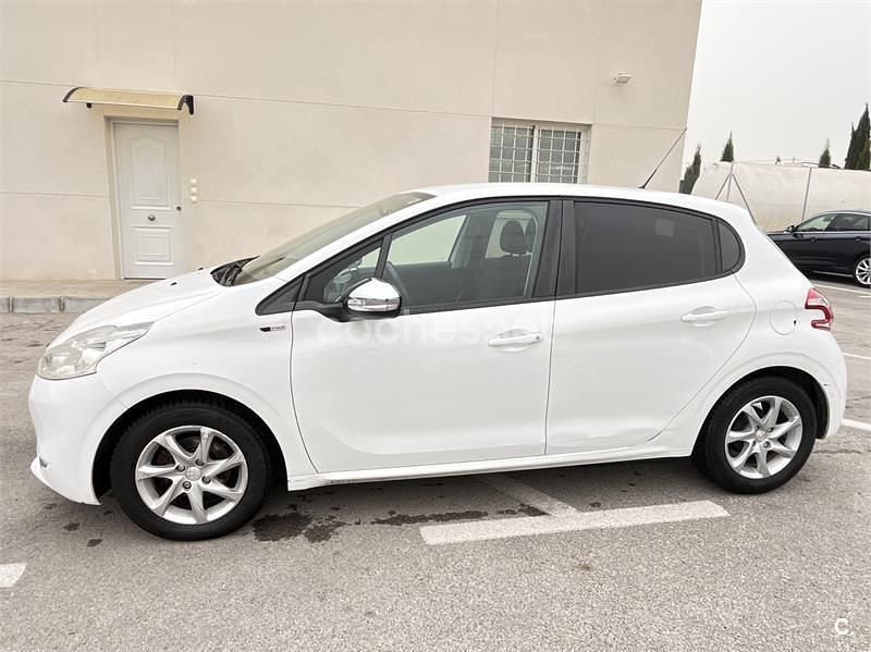 Usado Peugeot 208 Style 68 CV (50 kW) 2015 Blanco Utilitario