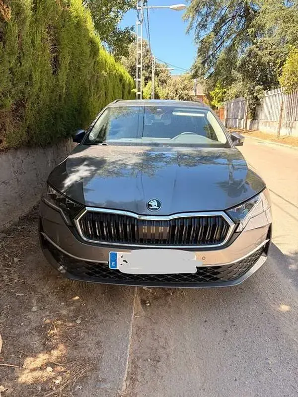 Usado Skoda Octavia 150 CV (110 kW) 2025 Gris Familiar
