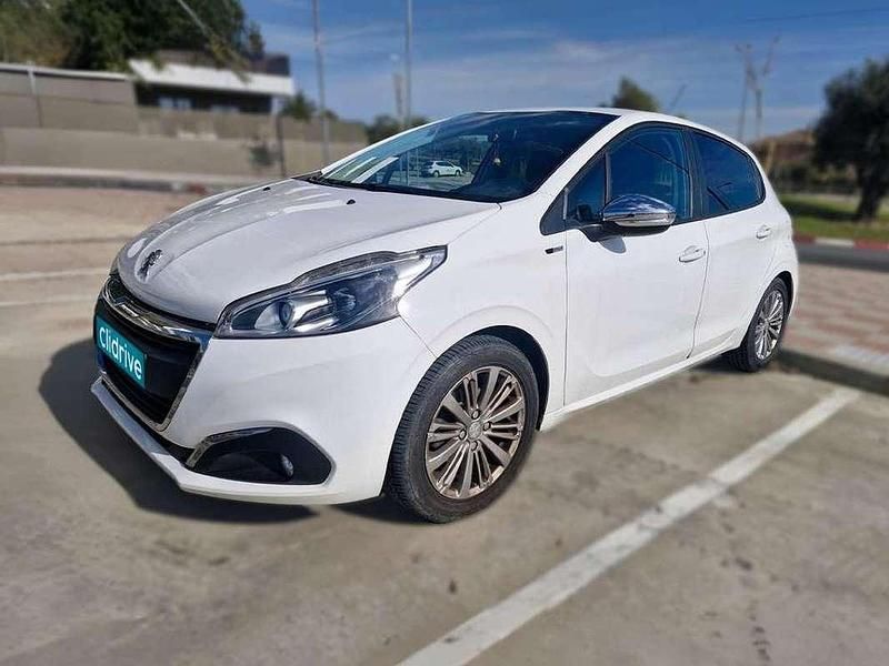Usado Peugeot 208 Style 82 CV (60 kW) 2016 Blanco Utilitario