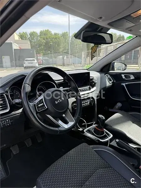 Usado Kia Ceed 100 CV (73 kW) 2021 Negro Utilitario