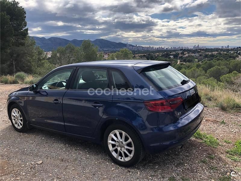 Usado Audi A3 Attraction 110 CV (80 kW) 2014 Azul Berlina