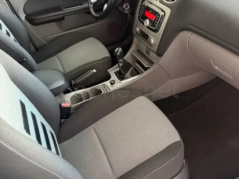 Usado Ford Focus Titanium 109 CV (80 kW) 2010 Gris / plata Berlina