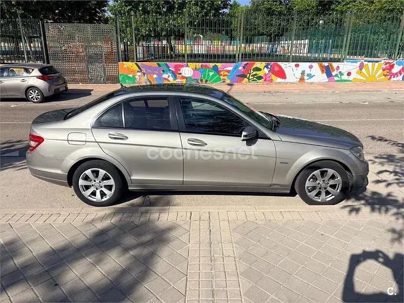 Usado Mercedes C200 Elegance 136 CV (100 kW) 2009 Gris / plata Berlina