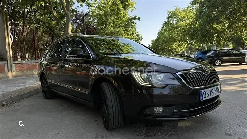 Usado Skoda Superb Exclusive 170 CV (125 kW) 2013 Granate Familiar
