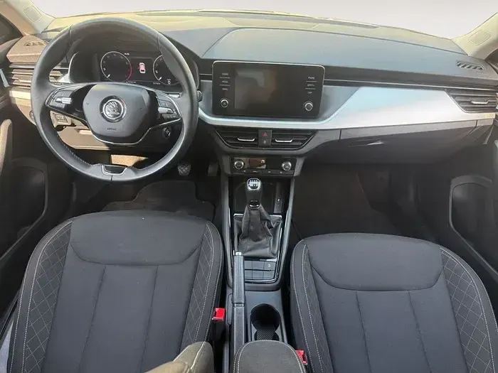 Usado Skoda Scala Selection 115 CV (84 kW) 2023 Gris Utilitario