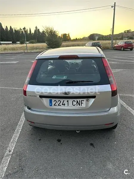 Usado Ford Fiesta Trend 80 CV (58 kW) 2003 Gris / plata Utilitario