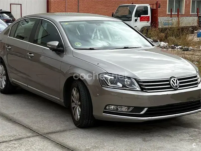 Usado VW Passat Advance 140 CV (102 kW) 2014 Gris / plata Berlina
