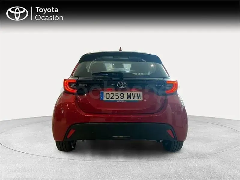 Usado Toyota Yaris Hybrid Active 116 CV (85 kW) 2024 Rojo Berlina