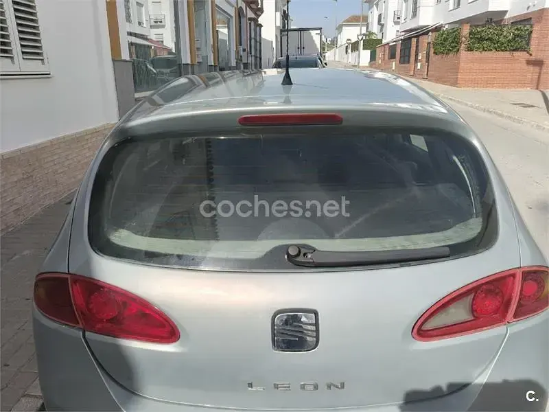 Usado Seat Leon Sport 105 CV (77 kW) 2007 Gris / plata Utilitario