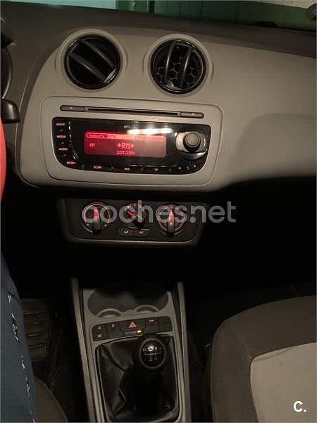 Usado Seat Ibiza Reference 75 CV (55 kW) 2012 Rojo Berlina