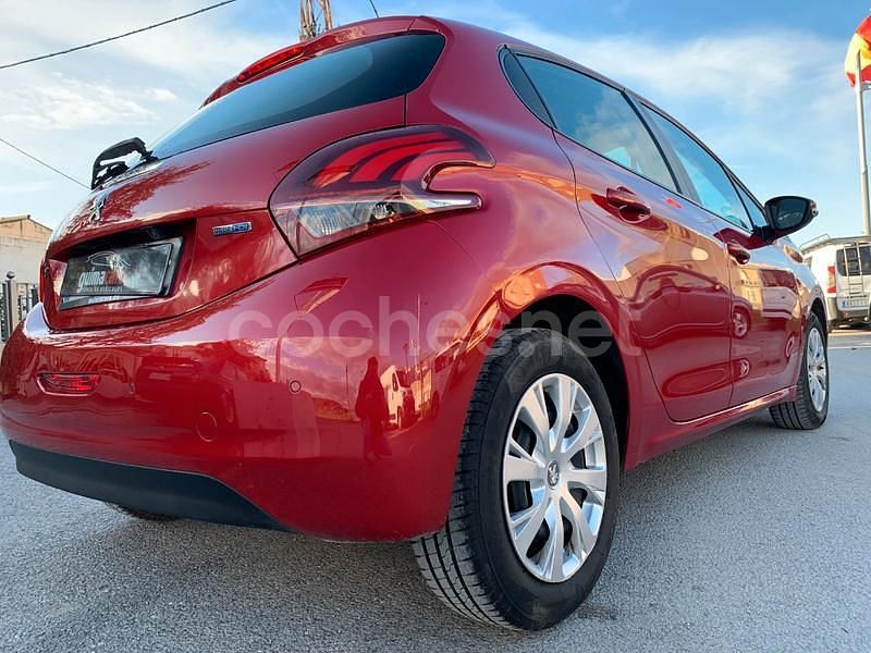 Usado Peugeot 208 Active 100 CV (73 kW) 2015 Granate Utilitario