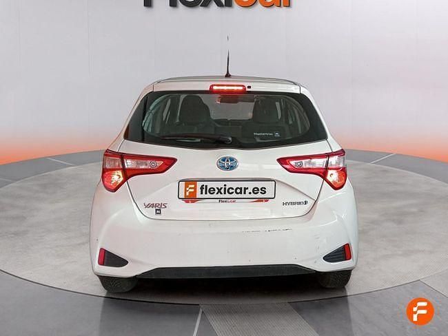 Usado Toyota Yaris Hybrid Active 100 CV (73 kW) 2020 Blanco Berlina