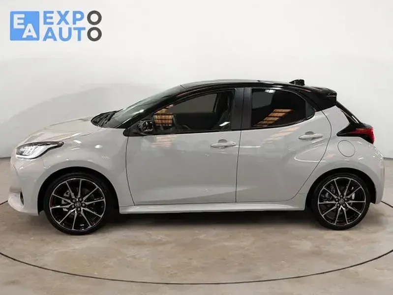 Käytetty Toyota Yaris Hybrid Sport 116 HP (85 kW) 2023 Valkoinen Sedan