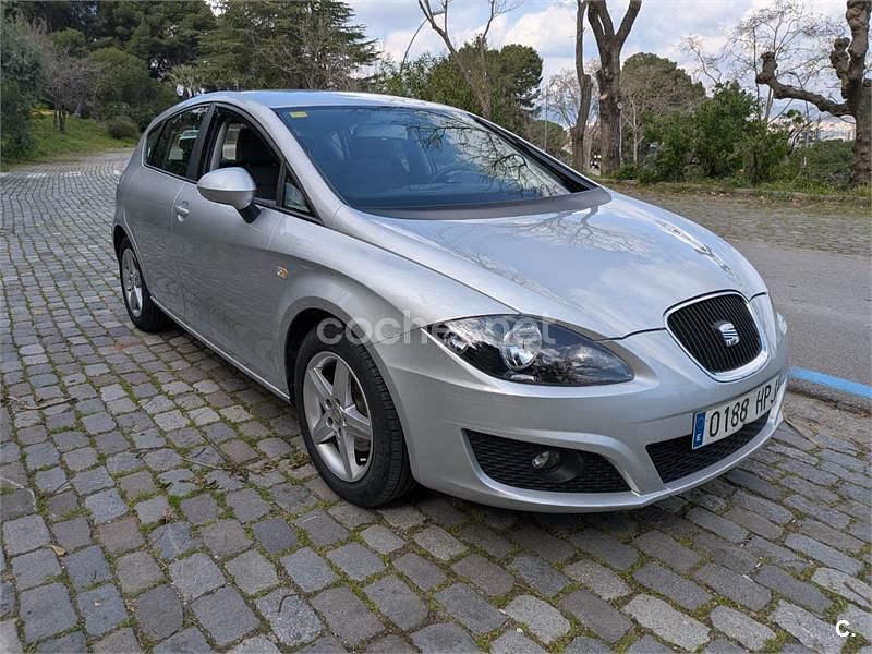 Usado Seat Leon Reference 105 CV (77 kW) 2013 Gris / plata Berlina
