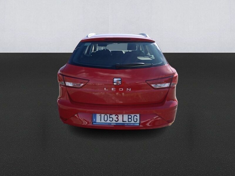 Usado Seat Leon Style 115 CV (84 kW) 2019 Rojo