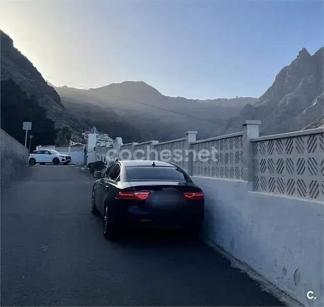 Usado Jaguar XE Portfolio 180 CV (132 kW) 2015 Azul Berlina