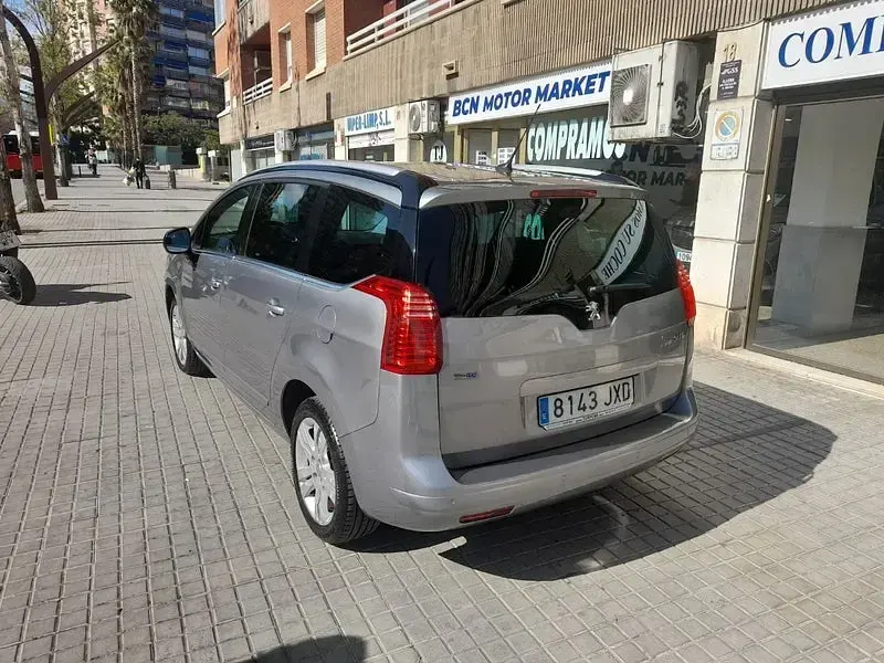 Usado Peugeot 5008 Allure 120 CV (88 kW) 2017 Gris / plata Monovolumen