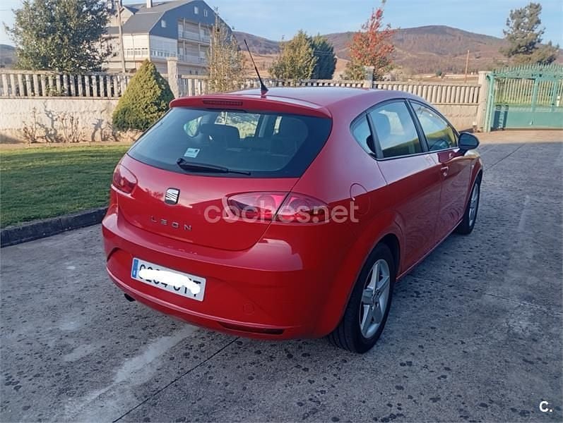 Usado Seat Leon 90 CV (66 kW) 2010 Rojo Utilitario