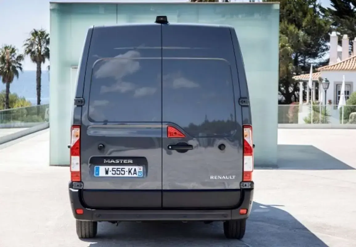 Usado Renault Master 135 CV (99 kW) 2023 Blanco Monovolumen