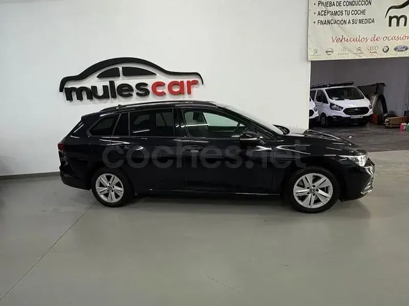 Usado VW Golf VIII Life 115 CV (84 kW) 2021 Negro Familiar