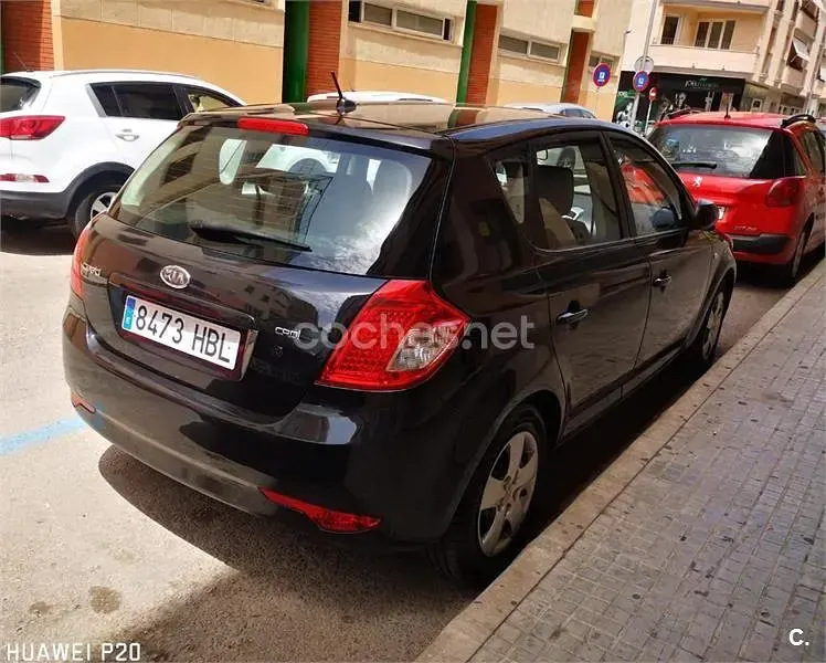 Usado Kia Ceed 115 CV (84 kW) 2011 Negro Utilitario