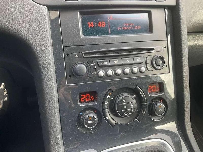 Usado Peugeot 5008 Style 120 CV (88 kW) 2015 Blanco Monovolumen