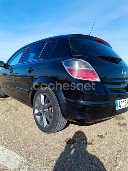 Usado Opel Astra Cosmo 120 CV (88 kW) 2007 Negro Berlina