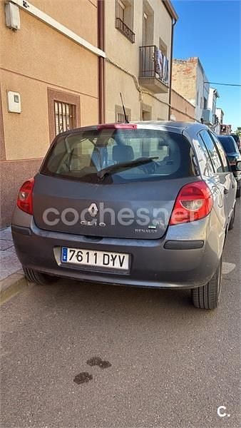 Usado Renault Clio II Dynamique 85 CV (62 kW) 2006 Gris / plata Berlina