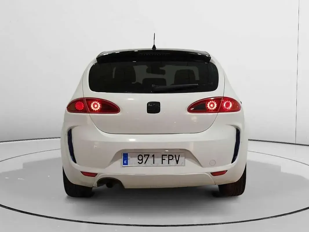 Usado Seat Leon Reference 102 CV (75 kW) 2007 Negro Utilitario