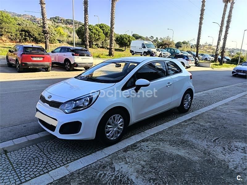 Usado Kia Rio 84 CV (61 kW) 2015 Blanco Berlina