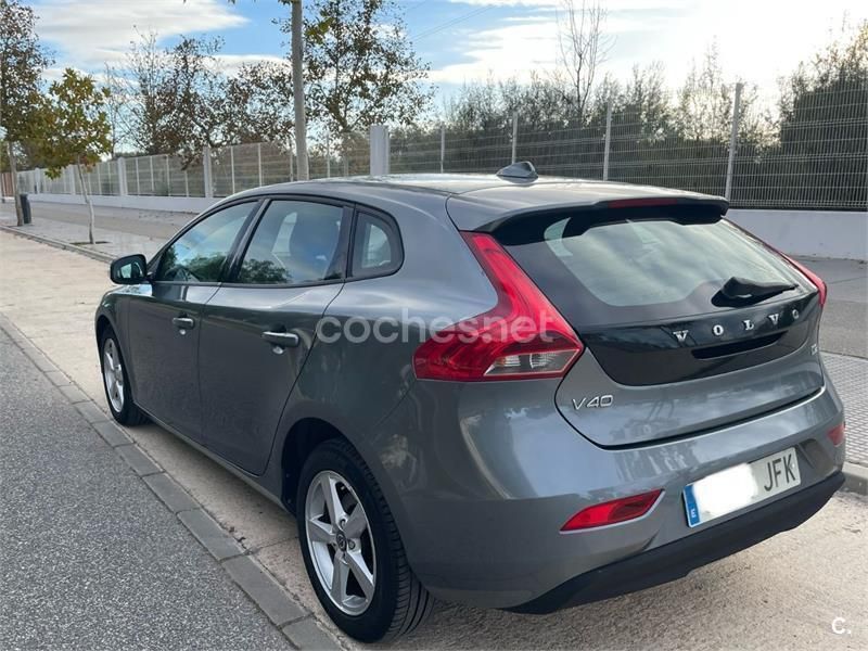 Usado Volvo V40 Momentum 120 CV (88 kW) 2015 Gris / plata Familiar