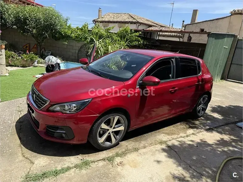 Usado Peugeot 308 130 CV (95 kW) 2018 Rojo Berlina