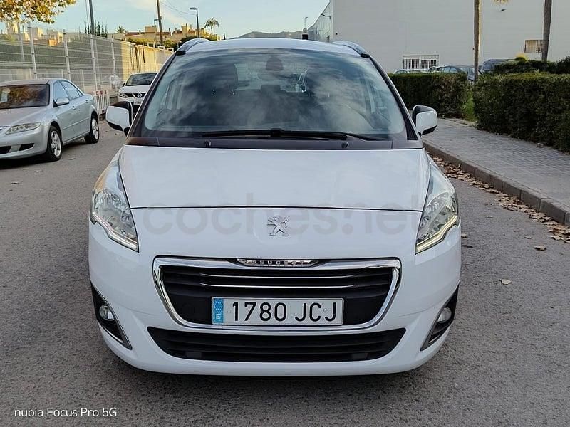 Usado Peugeot 5008 Active 120 CV (88 kW) 2016 Blanco Monovolumen