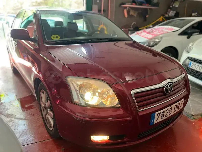 Usado Toyota Avensis Sol 147 CV (108 kW) 2005 Granate Berlina