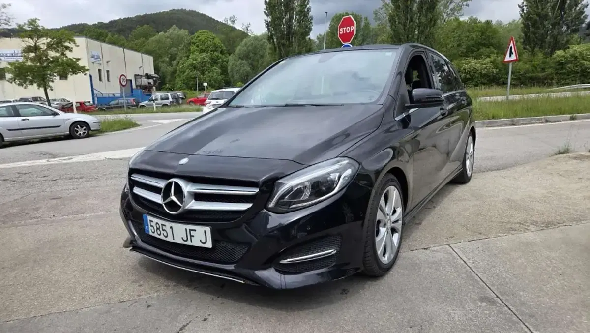 Usado Mercedes B180 109 CV (80 kW) 2015 Negro Monovolumen