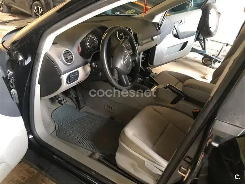 Usado Audi A3 Ambiente 105 CV (77 kW) 2006 Negro Utilitario
